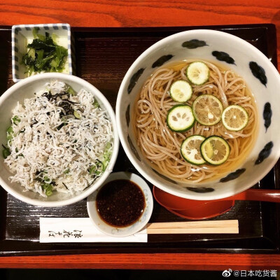 #日本料理##日本荞麦面#
荞麦面➕和式火锅
店名：「蕎麦しゃぶ 総本家 浪花そば」
日本的荞麦面店里的都是手打的，非常劲道。这家大阪心斋桥的店除了荞麦面之外还有和式的牛肉火锅，火锅汤里煮上荞麦面，最后再撒上…