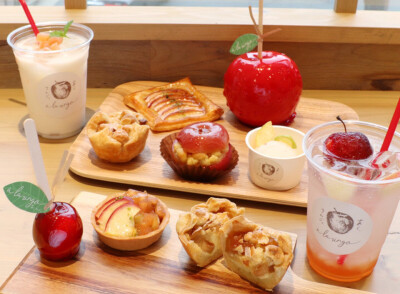 上次介绍了大阪的苹果咖啡店<elicafe>（→http://t.cn/AiOG2Di4），这次来介绍下神户的<啊呀，苹果。/あら、りんご。>，这家店选用了最好的青森苹果。首推是P2的苹果派，酥皮里包着酸甜的红玉苹果、脆脆的富士苹果和…