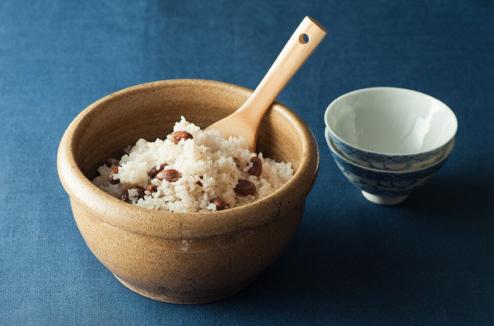 从《日本の食生活全集》介绍一样乡土料理：
#北海道# 的三平汁并非汤汁，而是季节的鱼炖菜。春天的蜂斗菜和海草，夏天的菜叶和豇豆，秋天的白萝卜、卷心菜和南瓜，加上鲑鱼、多线鱼、鲱鱼和鳕鱼炖炖即可。照片为蜂斗菜和米糠鲱鱼的三平汁。在吃不起大米的年代，三平汁是人们果腹的智慧。P6的芸豆饭也是为了节约大米的吃法之一。
（出典+做法→colocal.jp/topics/food-japan/kyodoshoku/20140613_33391.html）