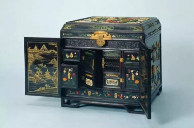 ► 清中期 黑漆描金嵌染牙妆奁