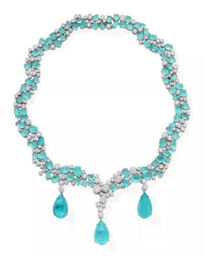 这种被形容为“好莱坞泳池般的蓝色，具有强烈的吸引力”的帕拉伊巴碧玺发现至今不过30年。最初发现帕拉伊巴碧玺的巴西碧玺矿在短短几年内便开采殆尽，人们后来又在非洲的尼日利亚（Nigeria）和莫桑比克（Mozambique…