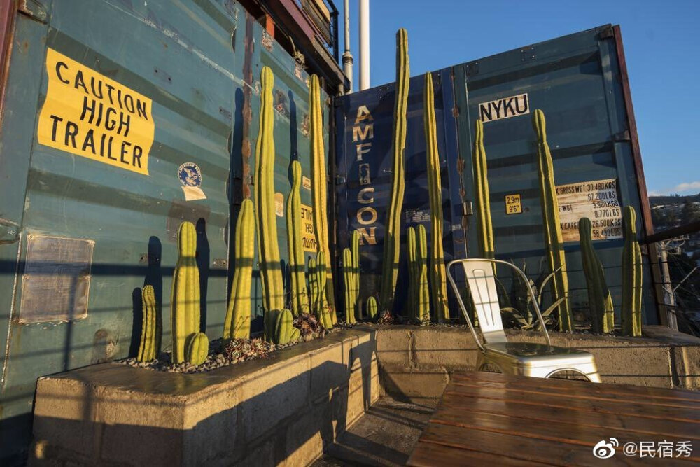 #上海软装设计[超话]##民宿##旅行##民宿不止#
酷炫的集装箱房子
以葡萄酒为主题的
Hotel WineBox酒店
位于智利瓦尔帕莱索的海岸
由废弃的集装箱改造 ​