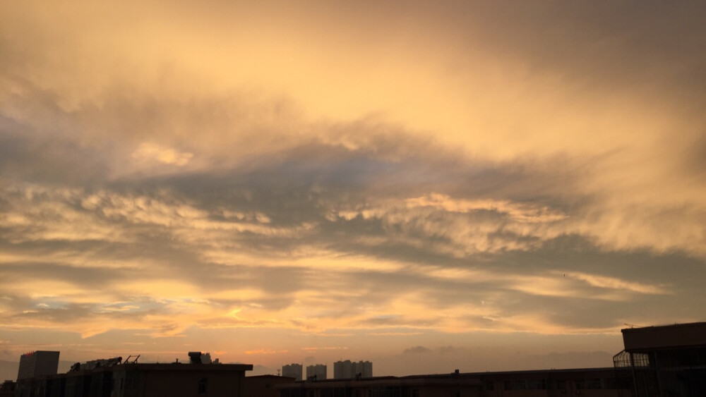 雨后昏黄的天空