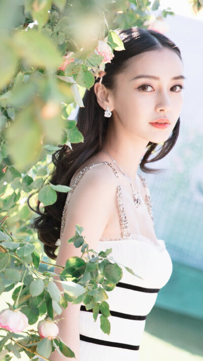 杨颖高清无水印壁纸

