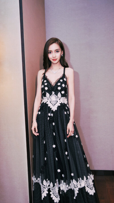 杨颖高清无水印壁纸
