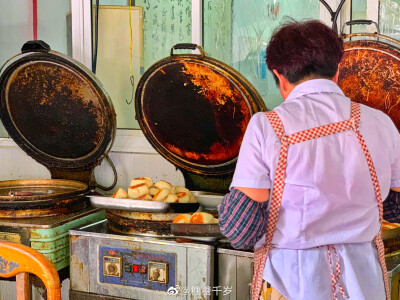 常熟. 豪客来 这个豪客来可不卖牛排噢 它是常熟本地一家老牌包子点心铺。绝对神一般的存在阿！人气旺盛，排队那是常有的事儿。每逢中秋，鲜肉月饼也卖得特别好，阿姨大叔都是几十个的往家买 我就是这样毫不负责的…