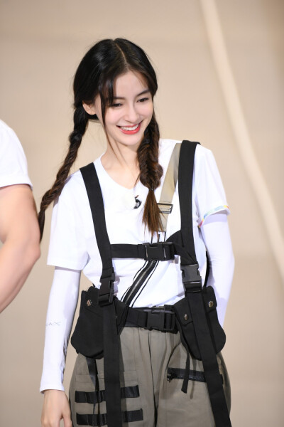 杨颖高清无水印壁纸
