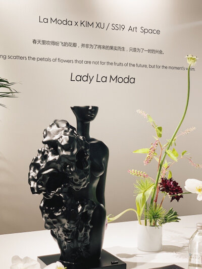 Lady La Moda x Kim Xu魔都快闪店⚡️都去打卡了吗今天路过La Moda与艺术家KimXu在上海新天地广场联名打造的将花艺和绘画结合的艺术空间，每一个角落都是各种风格的花艺布置，随时随地都能出大片儿。入“春天里吹得…