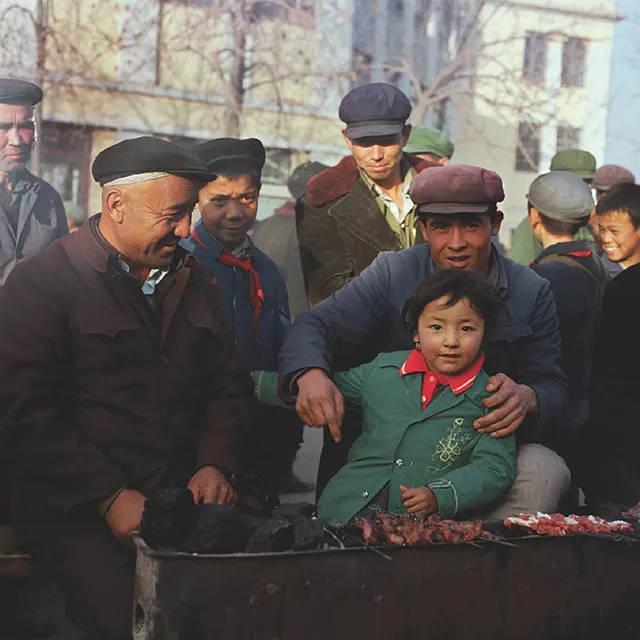 80年代，一位叫秋山亮二的摄影师，用相机定格了中国各地小朋友的纯真笑脸，在1983年，出版了一本名为《你好，小朋友》的摄影集。
看着这些珍贵的照片，我们仿佛又重新回到了天真烂漫的童年。
