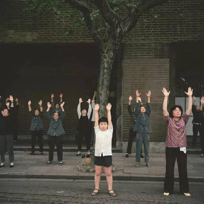 80年代，一位叫秋山亮二的摄影师，用相机定格了中国各地小朋友的纯真笑脸，在1983年，出版了一本名为《你好，小朋友》的摄影集。
看着这些珍贵的照片，我们仿佛又重新回到了天真烂漫的童年。
