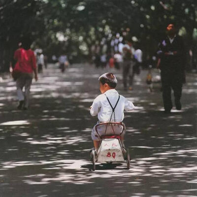 80年代，一位叫秋山亮二的摄影师，用相机定格了中国各地小朋友的纯真笑脸，在1983年，出版了一本名为《你好，小朋友》的摄影集。
看着这些珍贵的照片，我们仿佛又重新回到了天真烂漫的童年。
