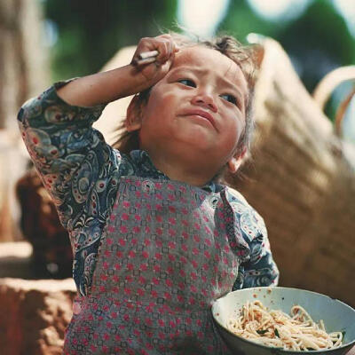 80年代，一位叫秋山亮二的摄影师，用相机定格了中国各地小朋友的纯真笑脸，在1983年，出版了一本名为《你好，小朋友》的摄影集。
看着这些珍贵的照片，我们仿佛又重新回到了天真烂漫的童年。
