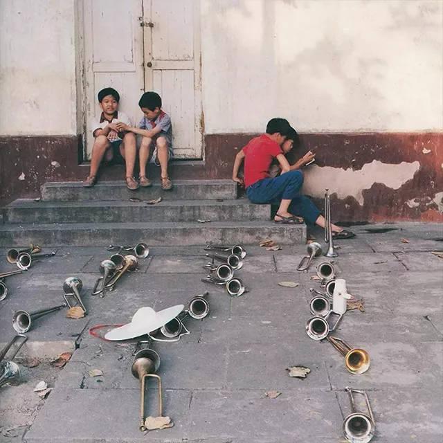 80年代,一位叫秋山亮二的摄影师,用相机定格了中国各地小朋友的纯真