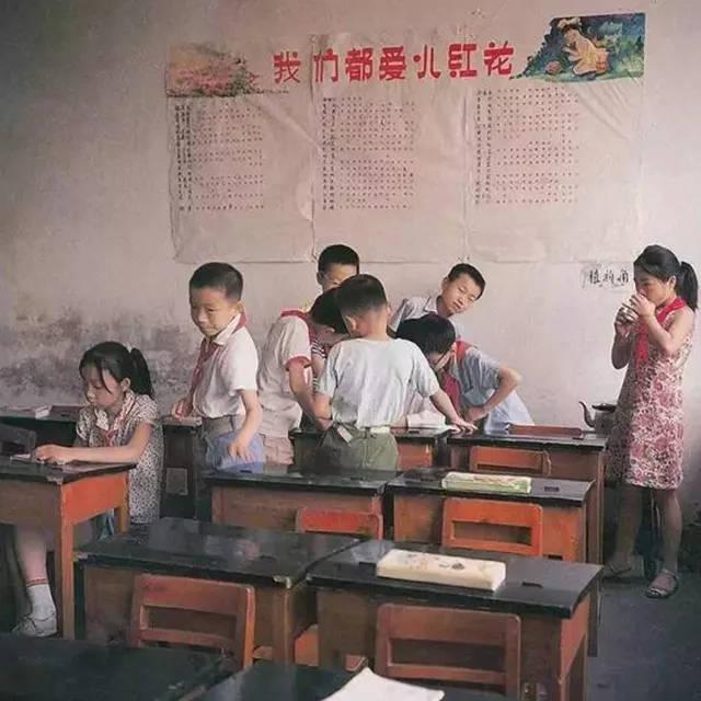 80年代，一位叫秋山亮二的摄影师，用相机定格了中国各地小朋友的纯真笑脸，在1983年，出版了一本名为《你好，小朋友》的摄影集。
看着这些珍贵的照片，我们仿佛又重新回到了天真烂漫的童年。
