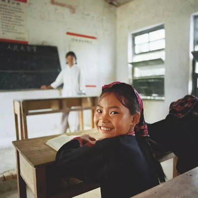 80年代，一位叫秋山亮二的摄影师，用相机定格了中国各地小朋友的纯真笑脸，在1983年，出版了一本名为《你好，小朋友》的摄影集。
看着这些珍贵的照片，我们仿佛又重新回到了天真烂漫的童年。
