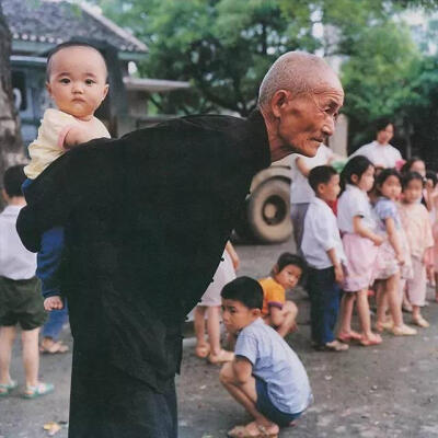 80年代，一位叫秋山亮二的摄影师，用相机定格了中国各地小朋友的纯真笑脸，在1983年，出版了一本名为《你好，小朋友》的摄影集。
看着这些珍贵的照片，我们仿佛又重新回到了天真烂漫的童年。
