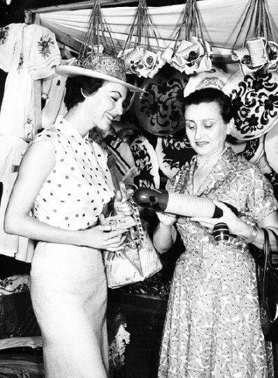 1954年Ava Gardner在日本购物
