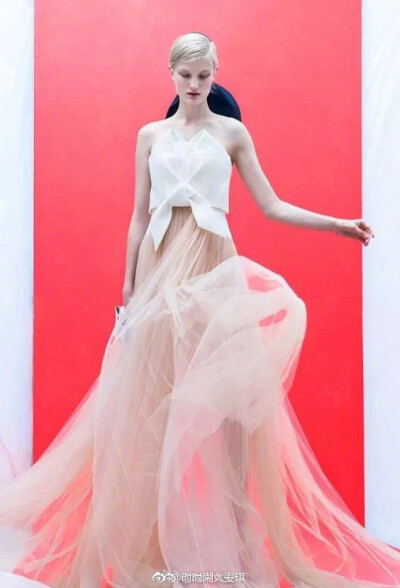 Delpozo 2019，轻盈又浓烈的柔美色调来展现知性的女性美，花卉元素，荷叶边，精美繁复的褶裥元素依旧是美翻天，没有谁能拒绝这样美的裙子吧！ ​​​​