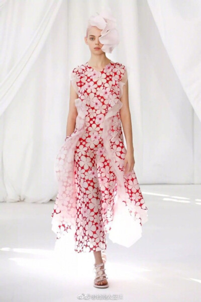 Delpozo 2019，轻盈又浓烈的柔美色调来展现知性的女性美，花卉元素，荷叶边，精美繁复的褶裥元素依旧是美翻天，没有谁能拒绝这样美的裙子吧！ ​​​​