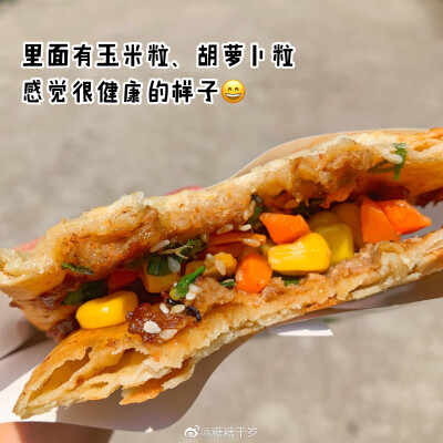 分享前两天吃的饼饼。1⃣️-5⃣️ 青椒蛋饼时隔大半年再次吃到青椒蛋饼！激动得我土拨鼠尖叫 这个饼底类似千层饼，稍厚实点 也好恰～青椒鸡蛋就很搭啊。我太想三食的大叔做的饼了又软又香6⃣️-9⃣️ 有梦想的烧饼…