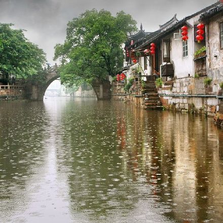 朱伞青衣乌篷，白墙灰瓦红灯，薄雾清风路人，涟漪惊晨，梦中人现红尘。