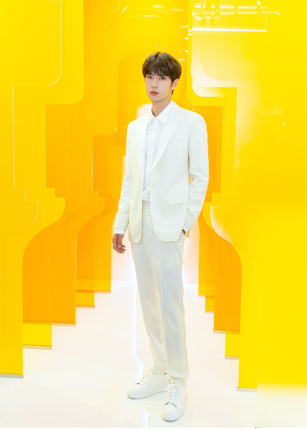 官博更博：#王一博#
今日份白马王子@UNIQ-王一博
#HFP原液代言人王一博# 出席@HomeFacialPro 品牌发布会，将热爱与坚持打磨至极，专注如一 ​​​