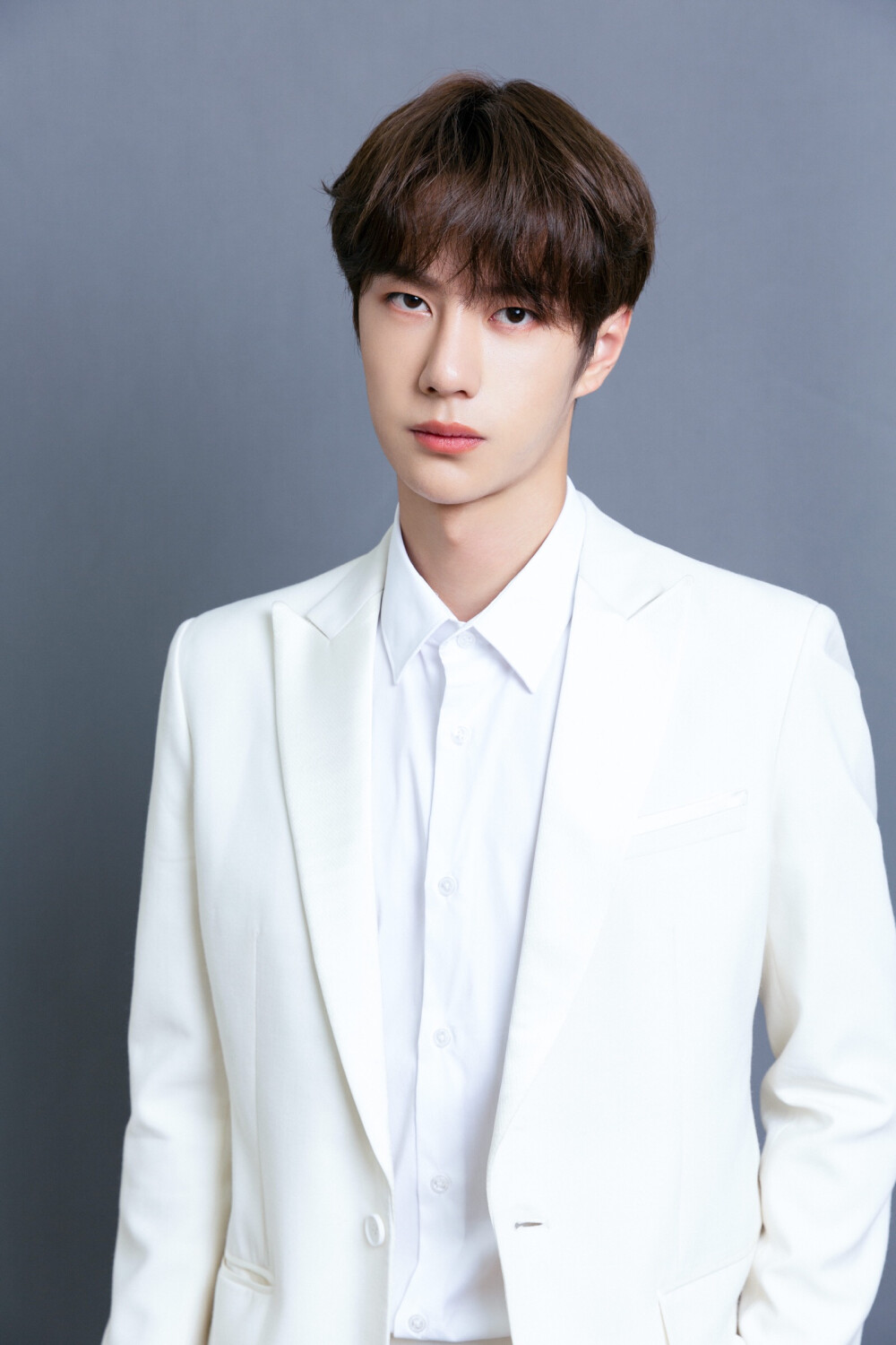 官博更博：#王一博#
今日份白马王子@UNIQ-王一博
#HFP原液代言人王一博# 出席@HomeFacialPro 品牌发布会，将热爱与坚持打磨至极，专注如一 ​​​