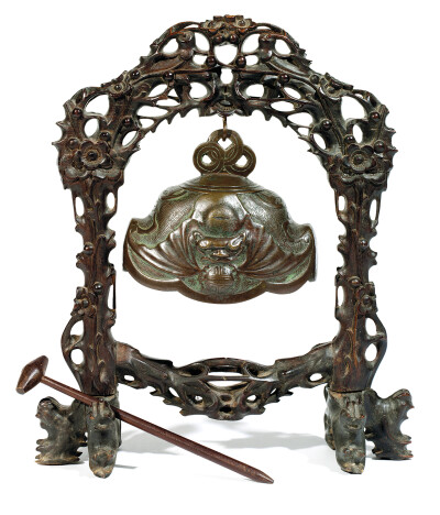 A BRONZE BELL ON A WOOD STAND, CHINA, LATE QING DYNASTY. - 亚洲艺术 - Tajan4月亚洲艺术品拍卖会 - 拍卖结果 | 艺度拍卖网