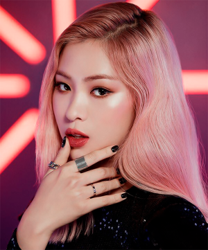 【Tumblr】ITZY（있지）是JYP Entertainment于2019年2月12日推出的韩国女子组合，由黄礼志（YEJI）、崔智秀（Lia）、申留真（RYUJIN）、李彩领（CHAERYEONG）、申有娜（YUNA）五位成员组成。