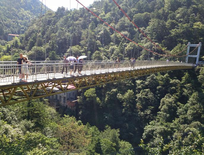 山峰铁索桥