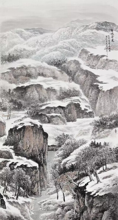 李国胜新品国画山水画《雪城清泉》
这幅《雪城清泉》，笔法挺劲，结构严谨，颇具层次感，构图饱满，虚实相间，水墨有机地溶在一起，似有色而无色，画面中群山巍峨，薄雪之下，草木秀美，一条清澈河流，增添清旷雅，…