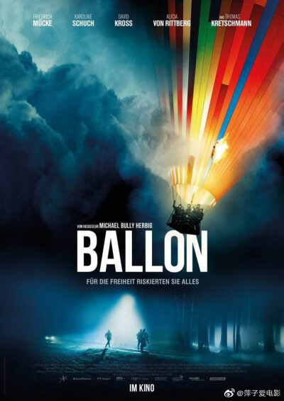 
《气球》影片讲述冷战期间的德国，身处东德两家人偷偷设计热气球想飞去西德，与东德政府争分夺秒，一场史上最大规模的逃亡，影片故事紧凑，紧张，没有一点拖泥带水，推荐指数⭐️⭐️⭐️⭐️⭐️ ​​​