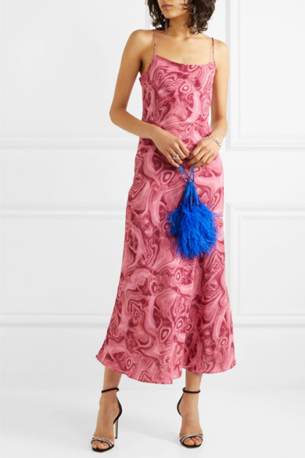 绚丽的色泽，吸睛的印花，这两大元素堪称 16ARLINGTON 2019 秋冬系列的“主打歌”——这款 “Kate” 连衣裙就印有红莓色泽的大理石涡纹，散发出明艳不失甜美的气质，堪称品牌本季的代表佳作。它裁自轻盈的双绉，90 年代风格的吊带裙廓形可勾勒出身材曲线，精致的肩带则把锁骨处修饰得更加优雅。不妨搭配熠闪的高跟鞋和羽毛边饰配饰，高调亮相派对。