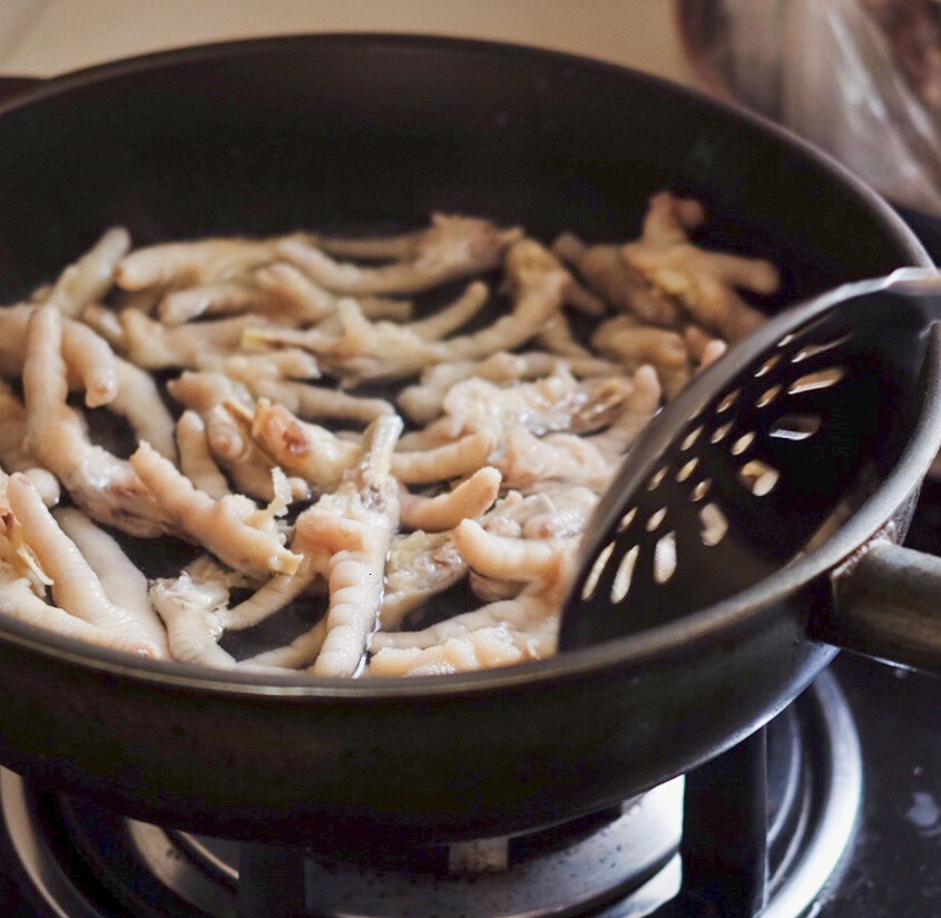 我是超爱啃鸡爪子得！简直把它当零食一样的吃除了泡椒 家里常做的还有糟卤～糟卤是咸鲜的味道，带着酒香，非常适合做下酒菜做法嘛～本宝今天就大公无私的公布出来那就是！就是！是！你只需要一瓶糟卤就OK啦哈哈哈哈哈哈我简直不好意思讲粗来哈哈哈哈鸡爪焯水煮熟（不要太烂）过一下凉水（去除胶质）然后倒上一瓶糟卤下去泡它几小时就好啦！最好放冰箱冷藏吃起来更爽我现在做了中午就可以吃啦糟卤超市随便哪个牌子就好啊～我家用的宝鼎天鱼 看见麻烦给我广告费谢谢