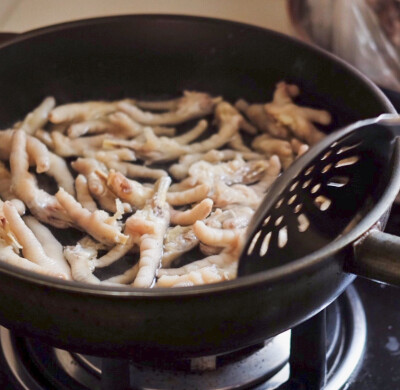 我是超爱啃鸡爪子得！简直把它当零食一样的吃除了泡椒 家里常做的还有糟卤～糟卤是咸鲜的味道，带着酒香，非常适合做下酒菜做法嘛～本宝今天就大公无私的公布出来那就是！就是！是！你只需要一瓶糟卤就OK啦哈哈哈哈…