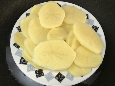 芝士焗土豆泥香浓的芝士味，搭配上香滑土豆泥，再加上蔬菜以及火腿，营养丰富，口感极佳。食材：土豆1个、芝士适量、玉米半个、豌豆适量、火腿1根、黑胡椒粉适量、盐适量、牛奶适量1.土豆去皮，清洗干净，切成薄片2.…