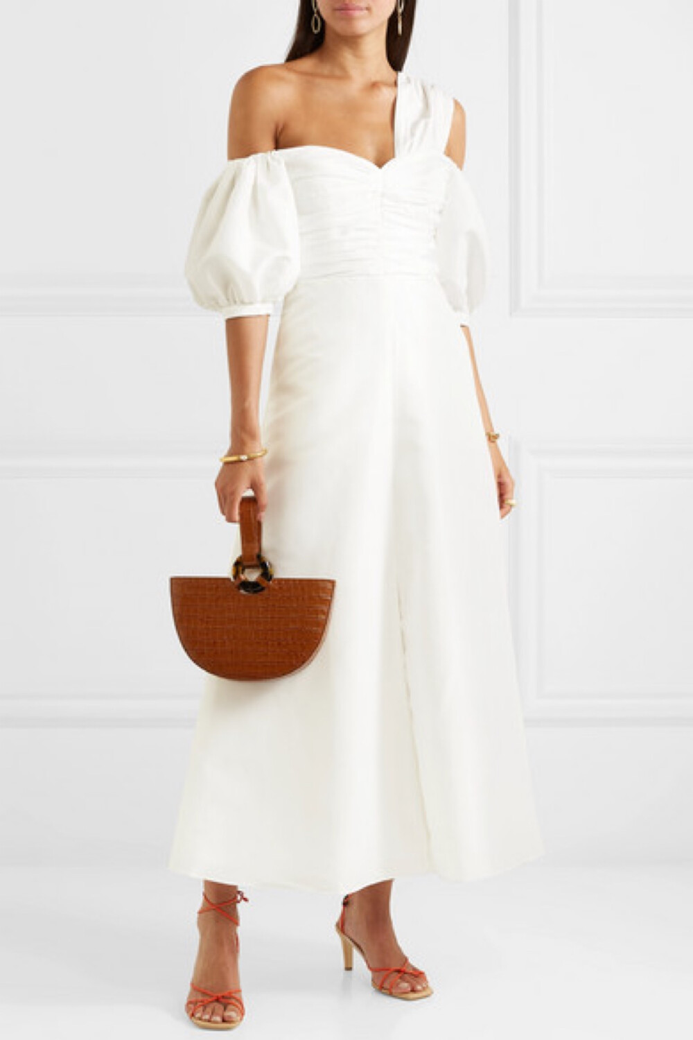 self-portrait 这款象牙色连衣裙精美飘逸,既能于秀场之上大放异彩