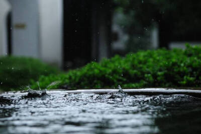 清凉静域远烦嚣，淅沥天花散雨飘。