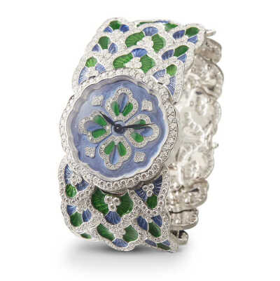 Bluebell 白金珠宝腕表，by Buccellati
白金表壳和表链，共镶嵌897颗总重11.35ct的圆形切割钻石，绘有蓝色和绿色珐琅，搭载石英机芯。