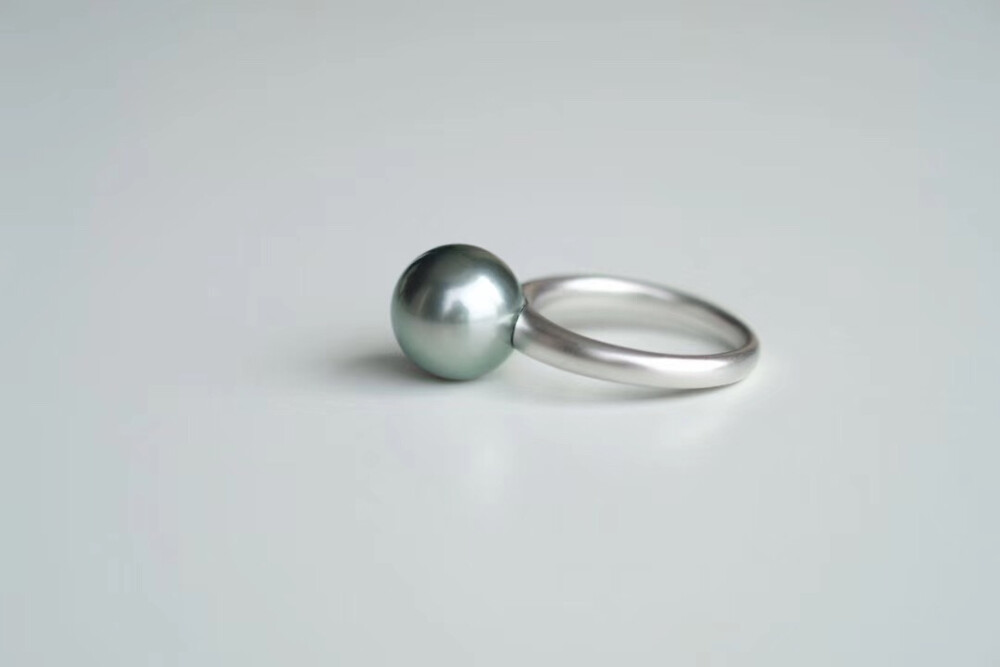 【灰珍珠戒指】铂金灰就是这样的冷淡和高级感。非常简单，就是一个素圈的磨砂戒臂。11-12mm的灰珍珠，单刀直入的冷艳。非常高级的气质