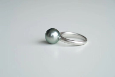 【灰珍珠戒指】铂金灰就是这样的冷淡和高级感。非常简单，就是一个素圈的磨砂戒臂。11-12mm的灰珍珠，单刀直入的冷艳。非常高级的气质