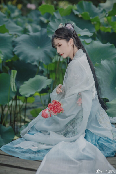 蓝水警尘梦，夜吟开草堂。