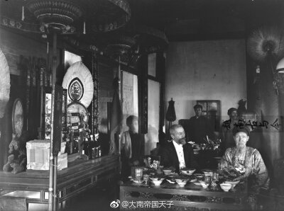 1897年阮朝法属时期的南定省乡试旧照，中举士子的待遇是赐服：中举者赐予文秀才帽绸巾各一，交领衣客衣各一领（为元青布衣），裳一腰。明命六年时明命帝下诏:“ 士子登科，已脱布本色。令以是科为始，换制南罗纱。”…