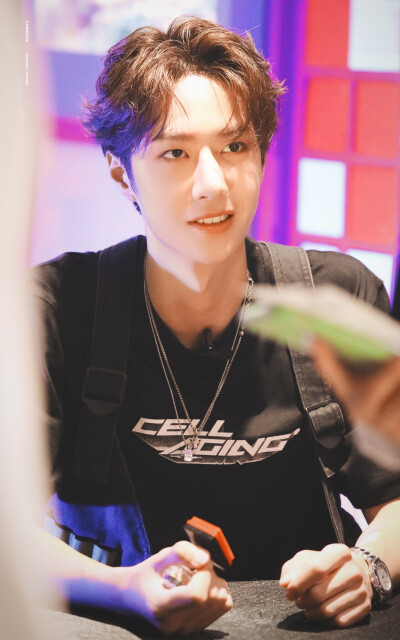 190727 王者荣耀体验展 @UNIQ-王一博 cr:logo