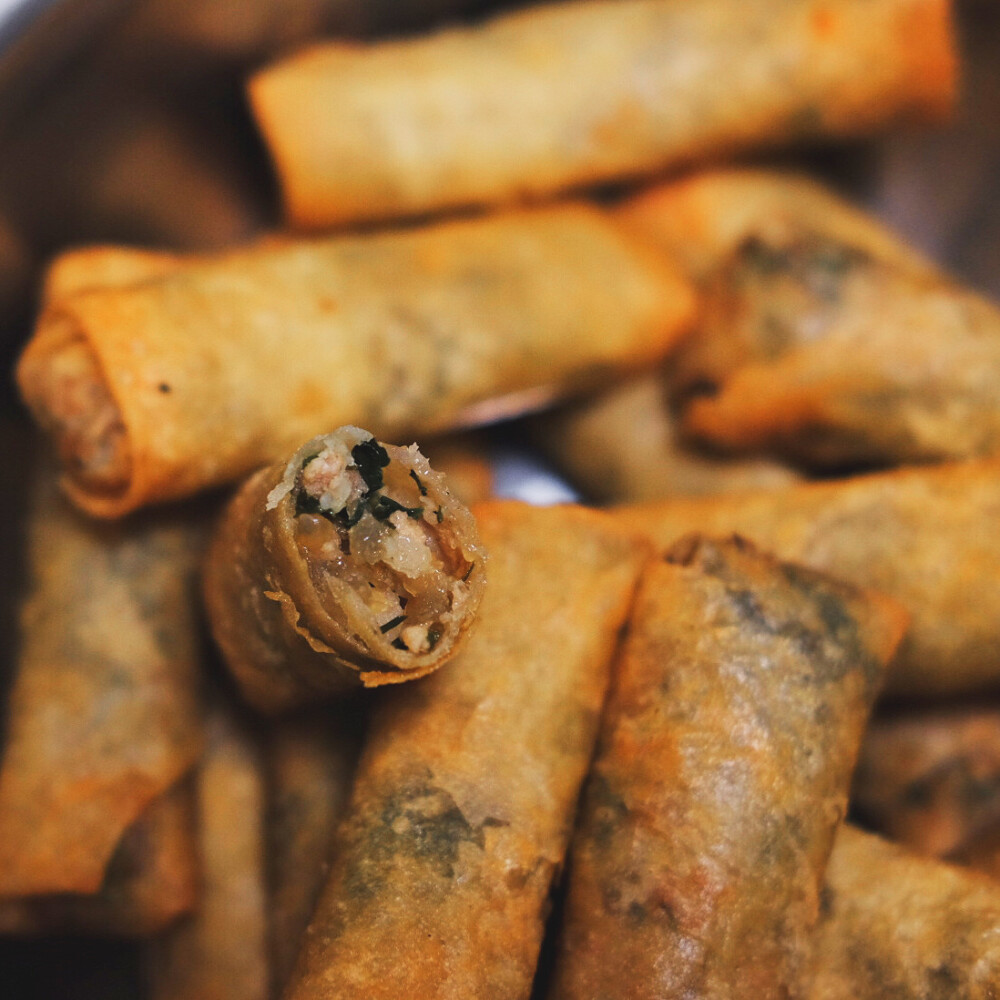 烧木柴大铁锅炸春卷儿荠菜肉团粉馅儿的噢好吃！