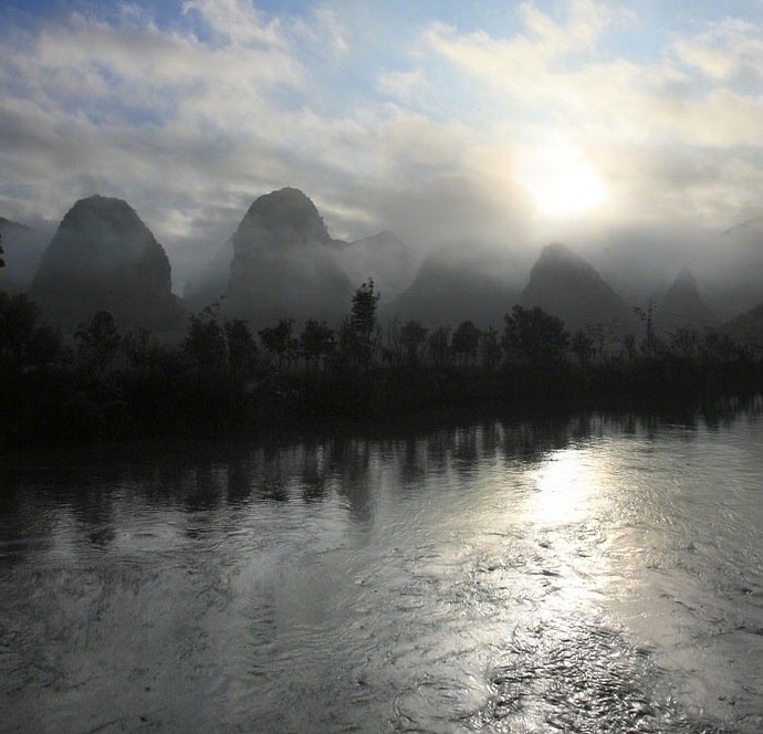 独住神仙境，门当瀑布开。地多临水石，行不惹尘埃。----朱庆馀