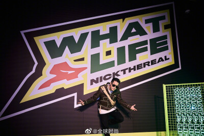 周汤豪 全新EP《WHAT A LIFE》发行派对完美落幕，尚尚有幸受邀参加亲临现场，摆脱传统的发片记者会，将音乐与潮流时尚巧妙结合，打造出街头潮流、工业艺术、夏日沁凉奇想三大主题艺术展区。为了呈现出饱含创意的发行…