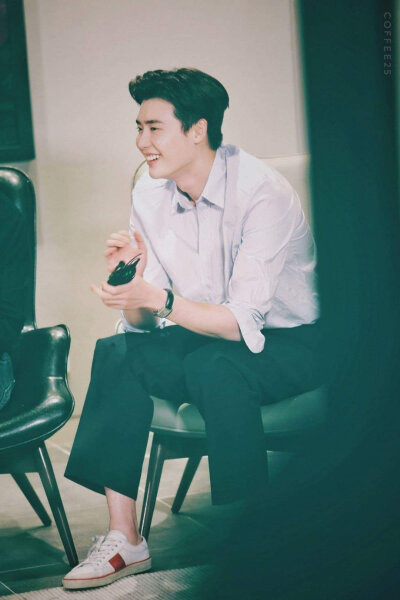 李钟硕
做这个专辑，不断更新，从来不是为了取悦谁，只是为了你，也只是为了单纯的记录你的每一面