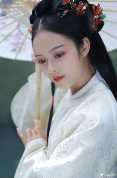 青瓦长忆旧时雨 朱伞深巷无故人
出镜@溪木若颖
摄影@黄慕潇
#约拍# 南昌约拍 苏州约拍 ​