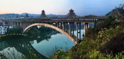 中国风雨桥
风雨桥是我国侗族的特色建筑
该桥最独特的地方在于
整座桥没有用一颗钉子